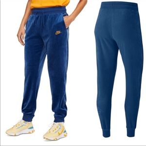 Nike Sportswear Velour Heritage Joggers